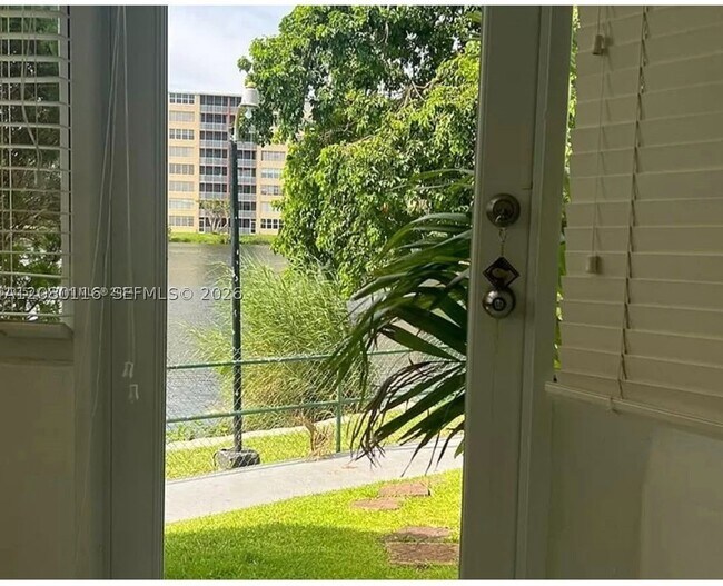 Building Photo - 1667 NE Miami Gardens Dr