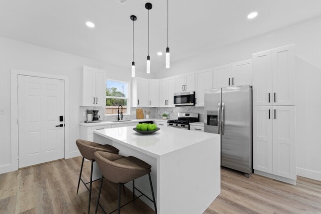 Building Photo - 821 Empire St