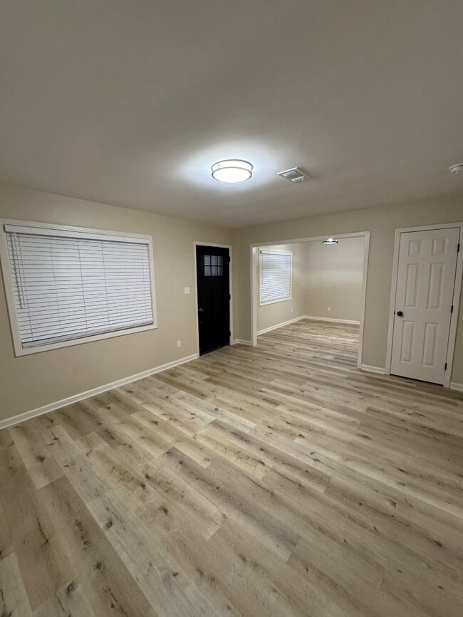 Building Photo - 111 Land Ct