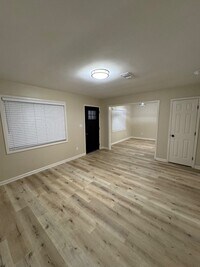 Building Photo - 111 Land Ct