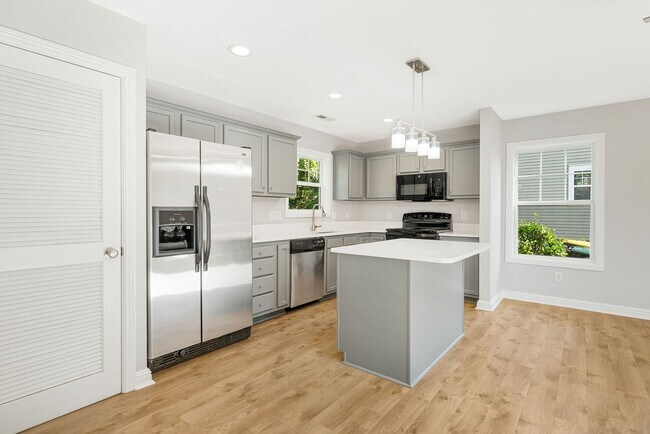 Building Photo - Newly Renovated 3-Bedroom Home with Modern...