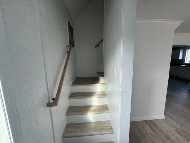Building Photo - Large Home in Newport!