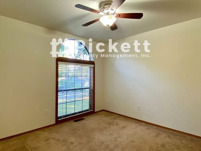 Building Photo - Lovely 3 Bed Island Lake Tri-level