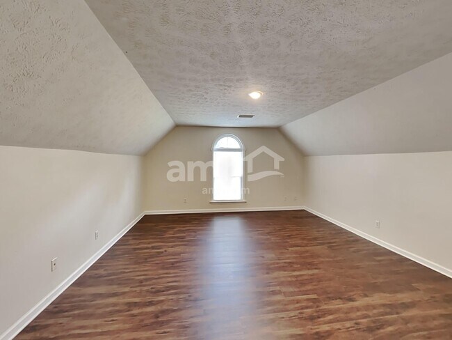 Building Photo - 302 Alexis Dr