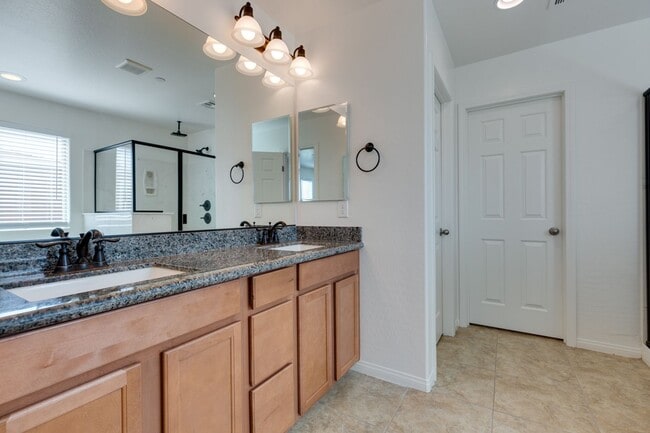 Building Photo - Gorgeous one story 4 bedroom 2 Bathroom Ho...
