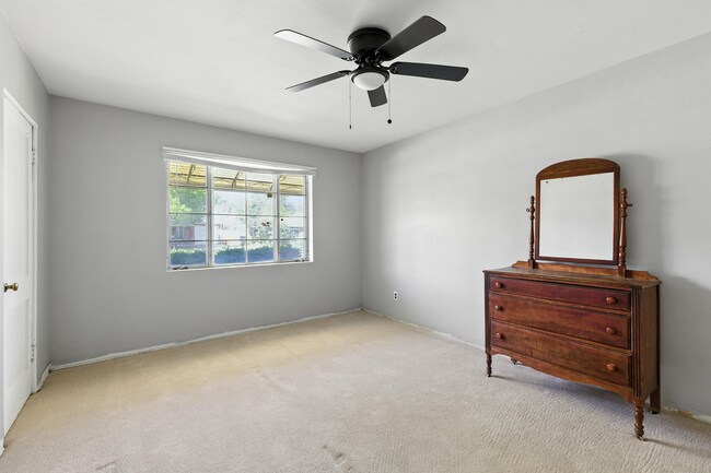 Building Photo - 3 Bedroom / 2 Bathroom Home With Large Bac...