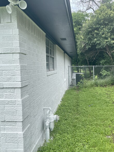 Side view (dog run) - 1829 Wood Ave