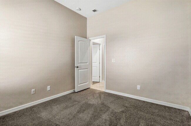 Building Photo - 925 Louisiana Downs Ave