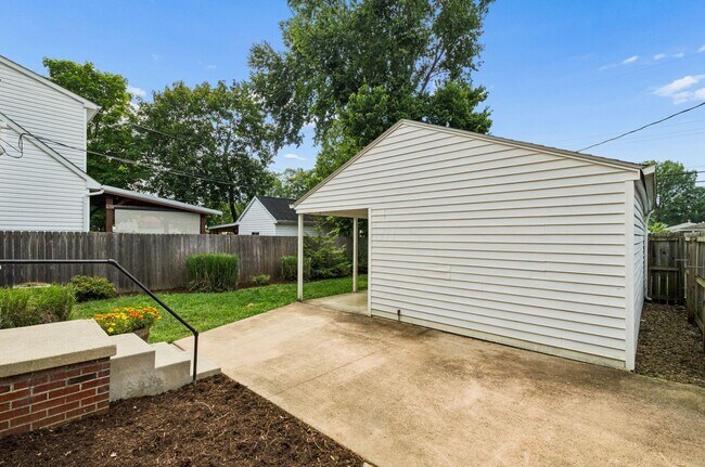 Building Photo - 557 E Royal Forest Blvd
