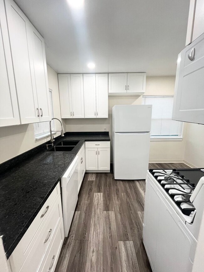 Building Photo - GREAT LOCATION IN SOUTH PARK! 1BD/1BA UPST...