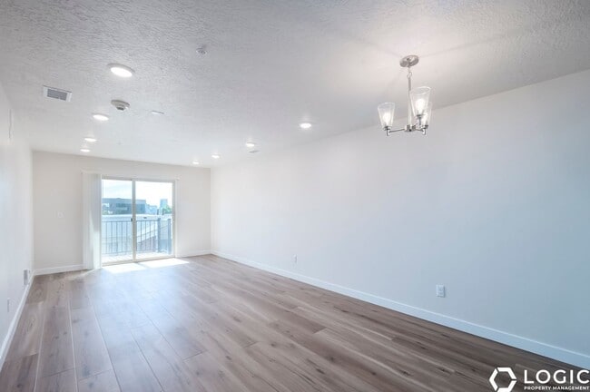 Building Photo - 1032 E 400 S
