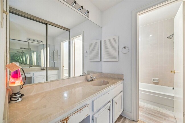 Building Photo - 880 Tully St