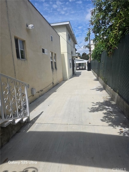 Building Photo - 521 E Valencia Ave