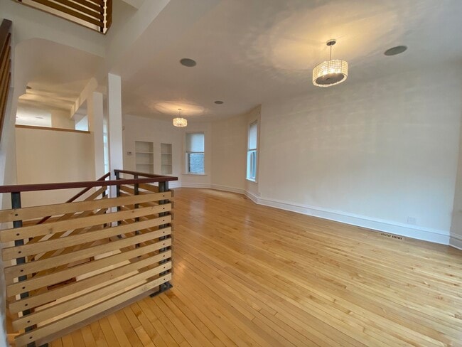 Building Photo - 2441 N Mozart St