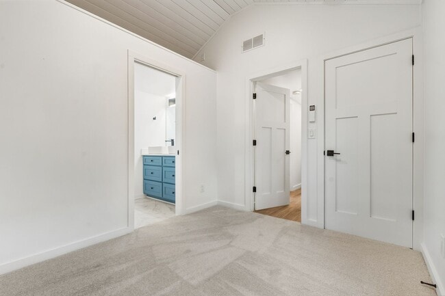 Building Photo - Beautiful 2 bed/1.5 bath with large fenced yard and separate office!