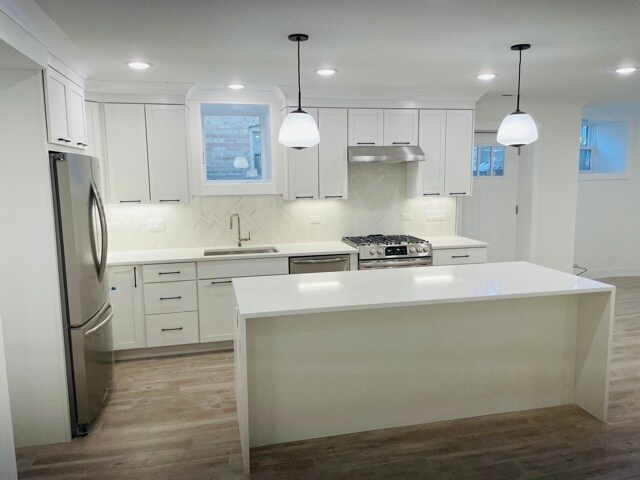 Building Photo - 843 W Wellington Ave