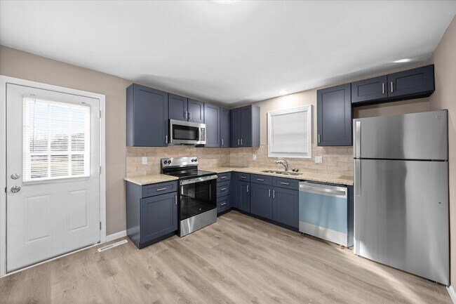 Building Photo - 15 Manor Dr