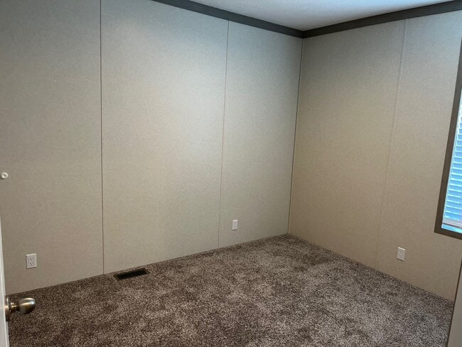 Building Photo - 109 Desander Dr