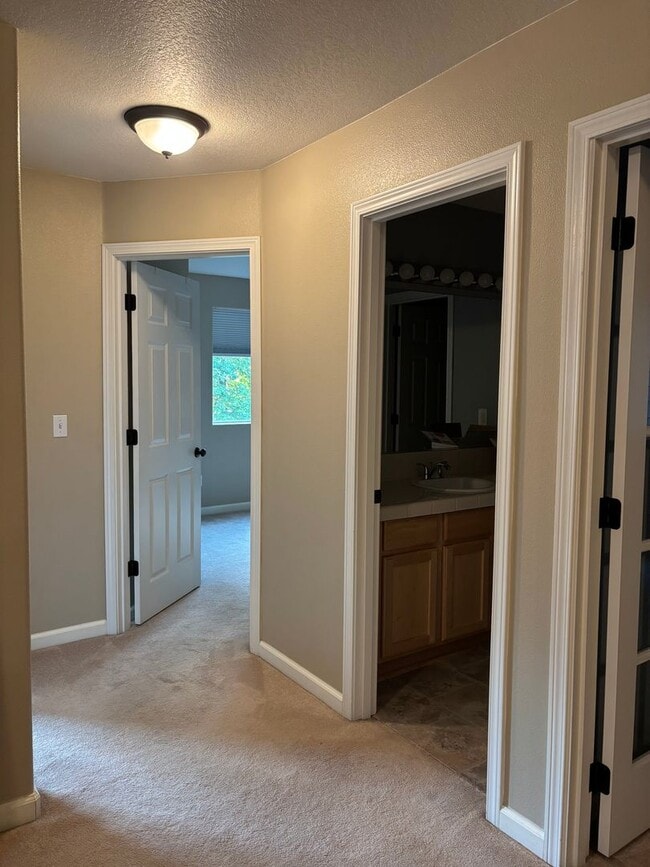 Building Photo - Beautiful 2 Story home in the Desirable Oa...