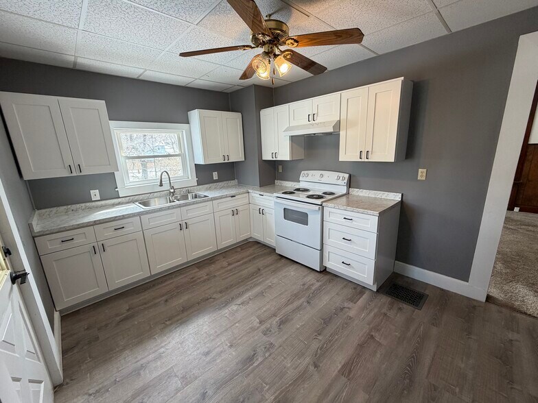 Building Photo - 44 Lebanon Ave