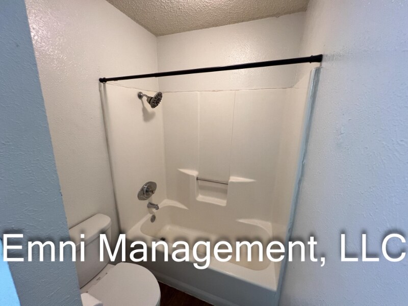 Building Photo - 204 Oak Trail Dr