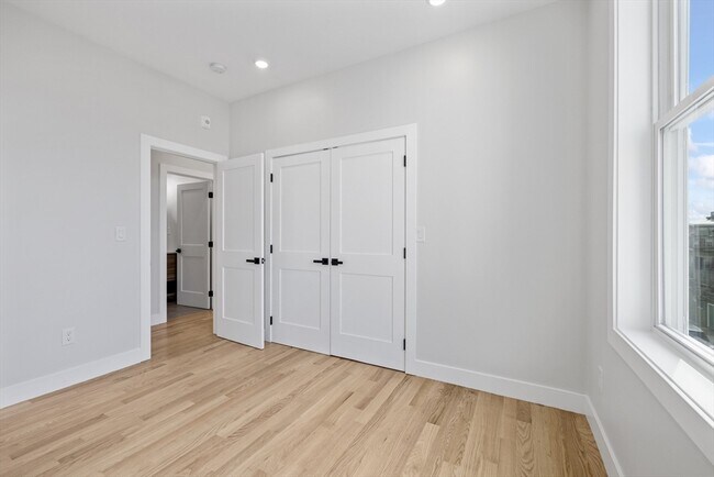 Building Photo - 152 Marion St