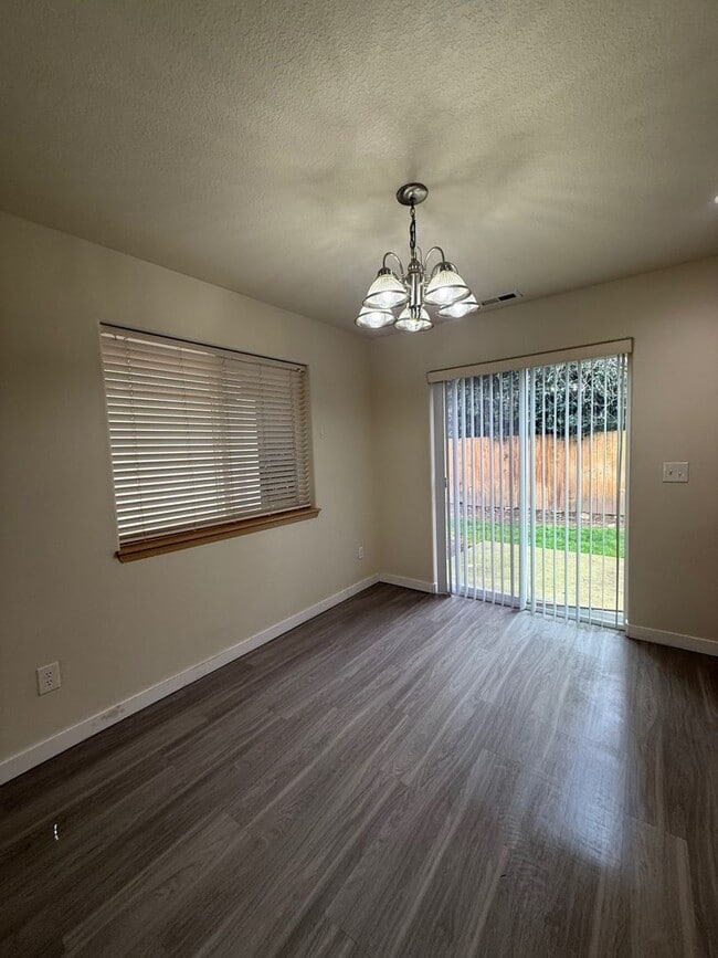 Building Photo - Camas Townhome with Beautiful Grey Laminate Flooring and Attached Garage