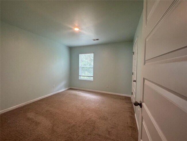 Building Photo - 146 Silver Birch Pass
