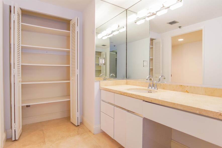 Building Photo - 251 Crandon Blvd