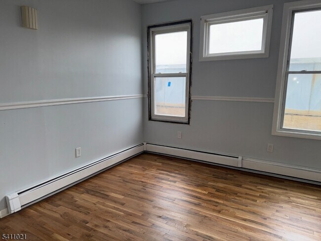 Building Photo - 590 Hawthorne Ave