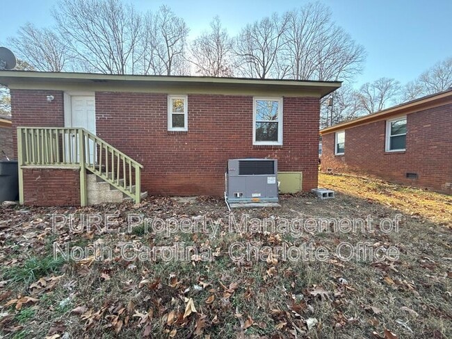 Building Photo - 1708 Newland Rd