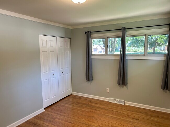 Building Photo - 3754 Hi Villa Dr