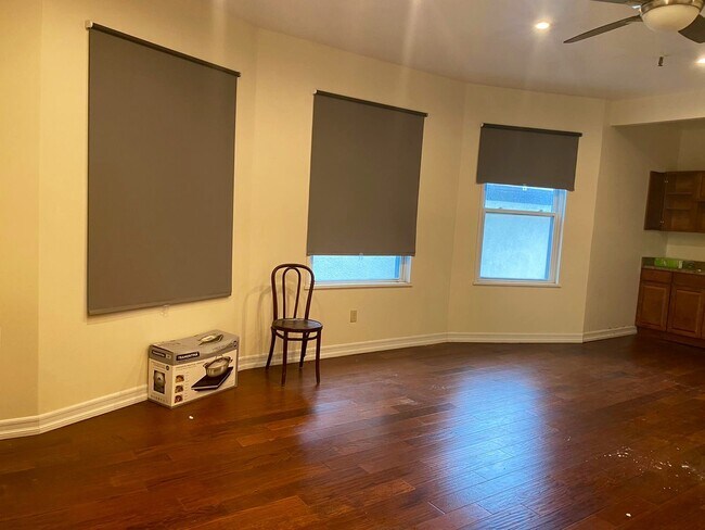 Primary Photo - 293 E 16th St