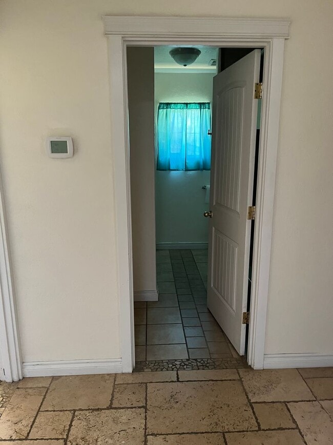 Building Photo - 3 bed / 2 bath Duplex