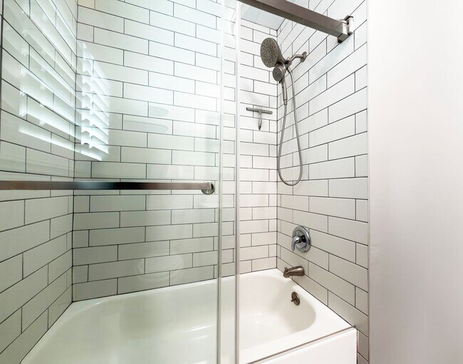 Building Photo - **2025 Euclid Ave Long Beach** Beautiful 3 bedroom 2 bath !!2 weeks free OAC!!