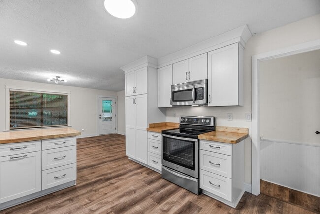 Building Photo - Beautifully Remodeled 3-Bedroom Home with ...