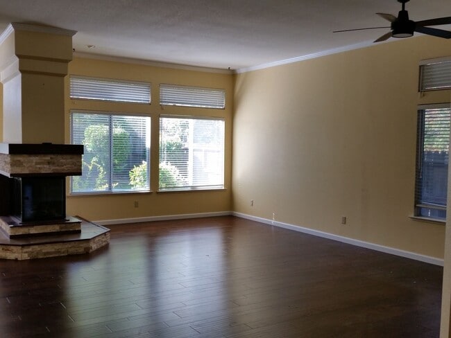 Building Photo - Charming 3-Bedroom Home in Folsom – Availa...