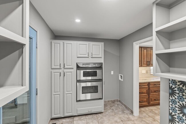 Building Photo - 1233 Sherborne Pl