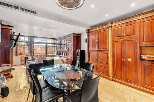 Building Photo - 313 W 71st St