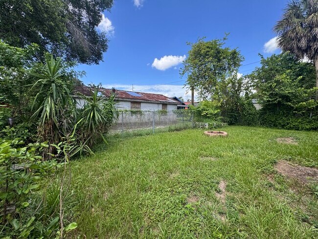 Building Photo - Charming 3-Bedroom Home with Modern Update...