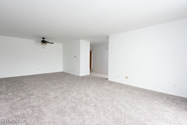 Building Photo - 1301 S Finley Rd