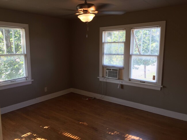 Building Photo - 1 bed 1 bath - Near Plaza District!