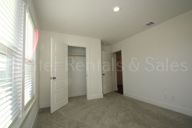 Building Photo - Newer Modern Cove 4 Bedroom