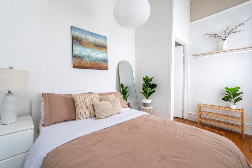 Building Photo - 459 W 46th St