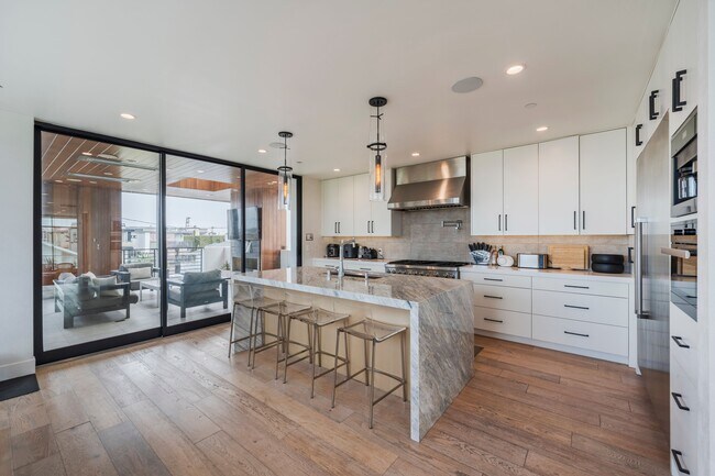 Building Photo - 468 30th St