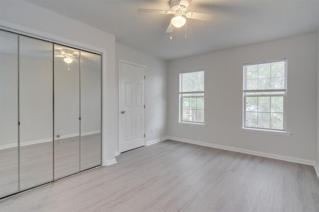 Building Photo - Remodeled 2 bedroom 1.5 bathroom townhome ...
