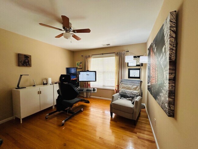 Building Photo - Incredible 4 bedroom/5 bath Tri-level home in Willoughby Park in NW Greensboro with finished base...