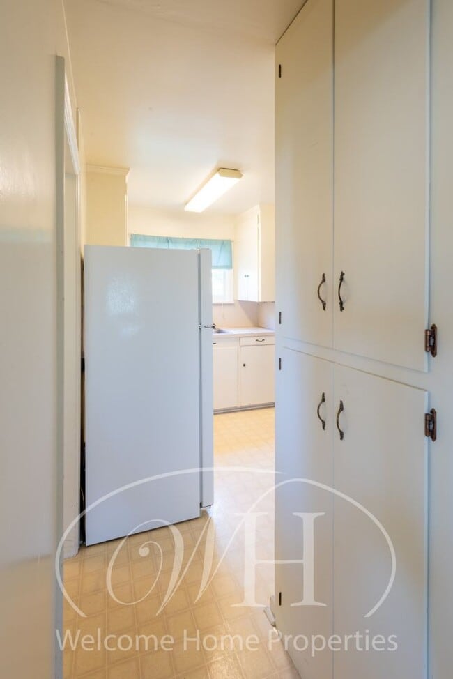 Building Photo - 120 SE 2nd St