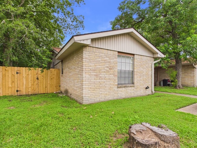 Building Photo - 1510 Hawk Tree Dr