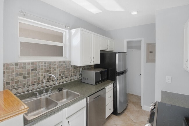 Building Photo - 2591 NE 55th Ct